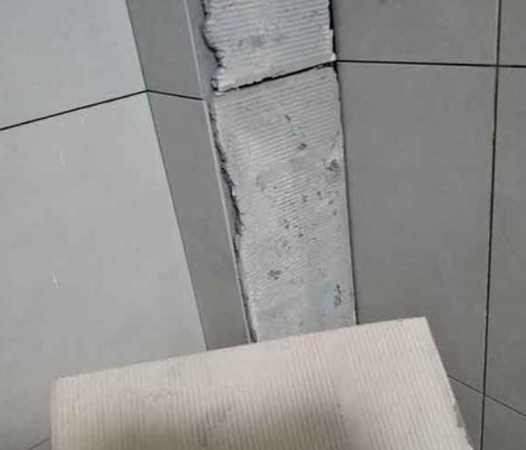 白山市瓷砖空鼓维修公司分享下厨房瓷砖脱落的补救措施。